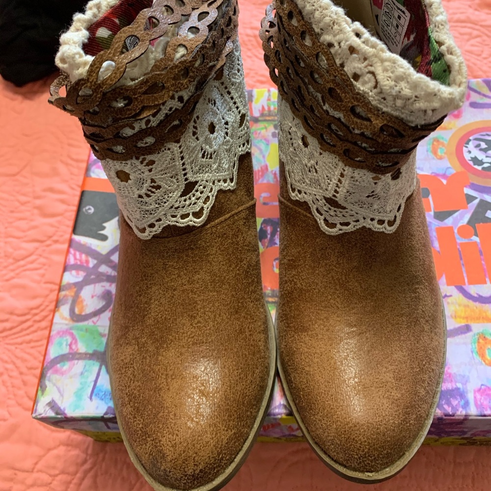 Low cowgirl boots